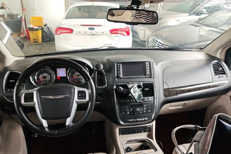 Used Chrysler Grand Voyager 2013 3.6L Luxury Edition Center Console