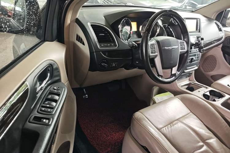 Used Chrysler Grand Voyager 2013 3.6L Luxury Edition Driver Seat