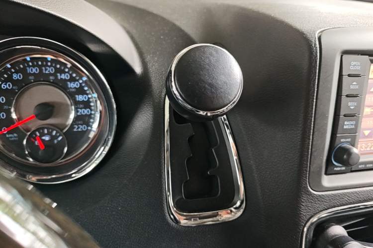 Used Chrysler Grand Voyager 2013 3.6L Luxury Edition Gear Lever