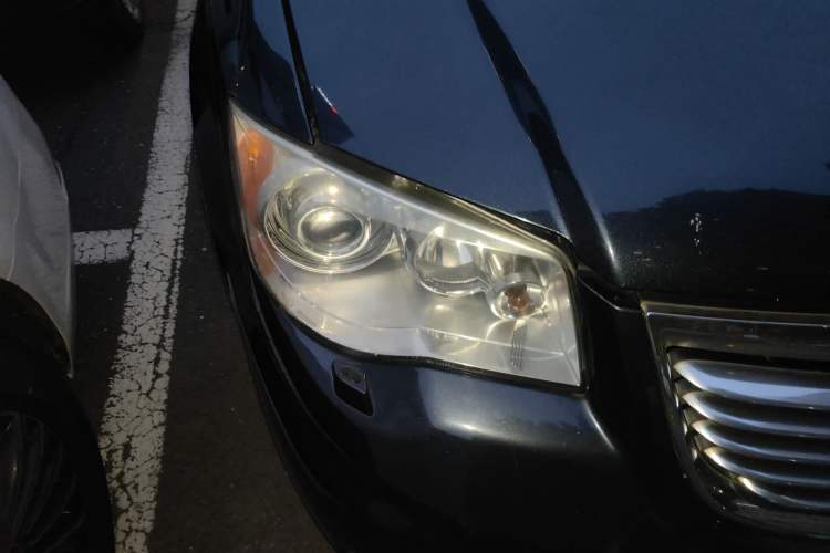 Used Chrysler Grand Voyager 2013 3.6L Luxury Edition Right Front Headlight