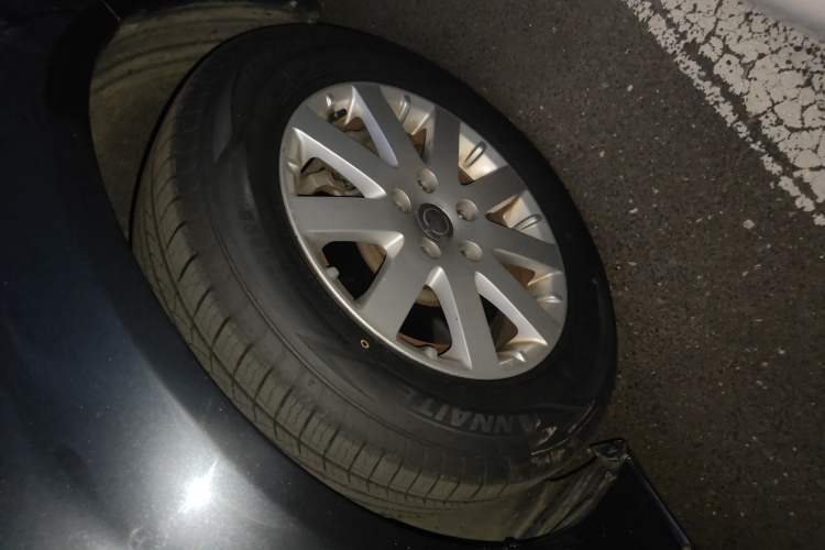 Used Chrysler Grand Voyager 2013 3.6L Luxury Edition Right Front Wheel Hub
