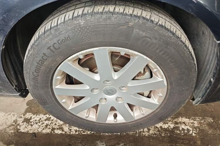 Used Chrysler Grand Voyager 2013 3.6L Luxury Edition Right Front Wheel Hub
