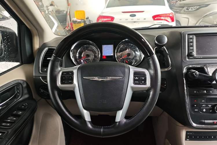 Used Chrysler Grand Voyager 2013 3.6L Luxury Edition Steering Wheel
