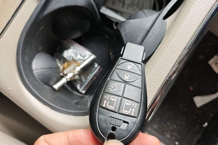 Used Chrysler Grand Voyager 2013 3.6L Luxury Edition Vehicle Key