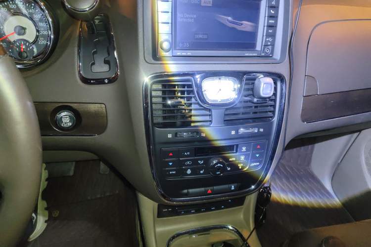 Used Chrysler Grand Voyager 2013 3.6L Luxury Edition Audio And AC Panel
