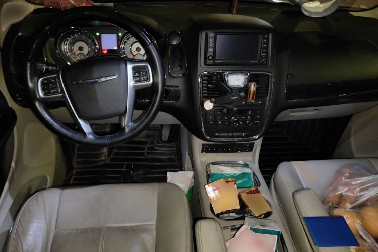 Used Chrysler Grand Voyager 2013 3.6L Luxury Edition Center Console