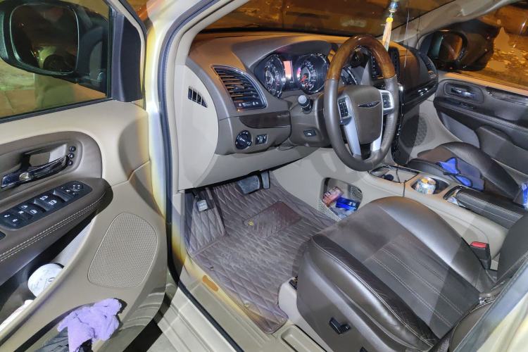 Used Chrysler Grand Voyager 2013 3.6L Luxury Edition Driver Seat