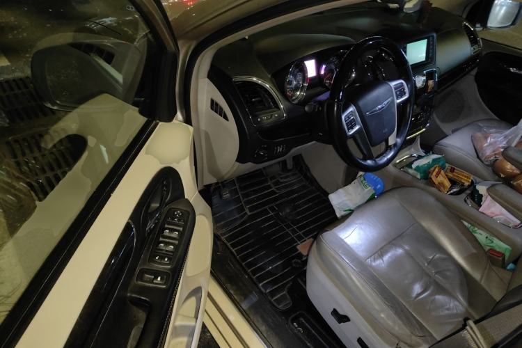 Used Chrysler Grand Voyager 2013 3.6L Luxury Edition Driver Seat