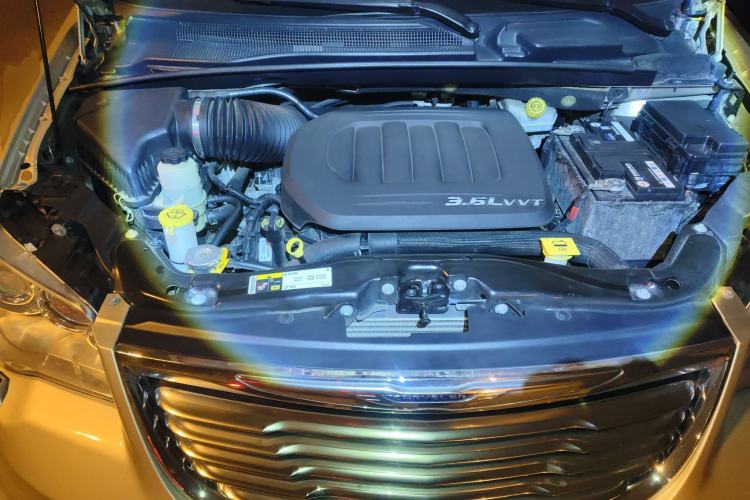 Used Chrysler Grand Voyager 2013 3.6L Luxury Edition Engine Bay