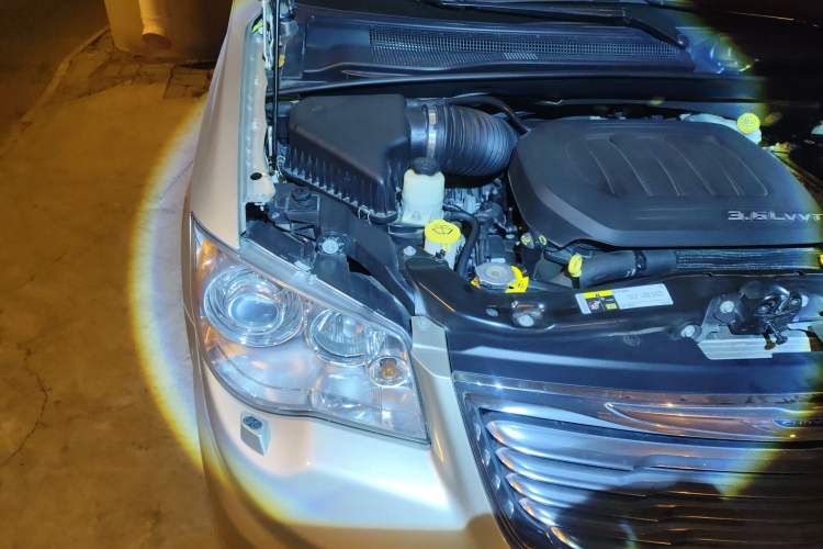 Used Chrysler Grand Voyager 2013 3.6L Luxury Edition Engine Bay Right