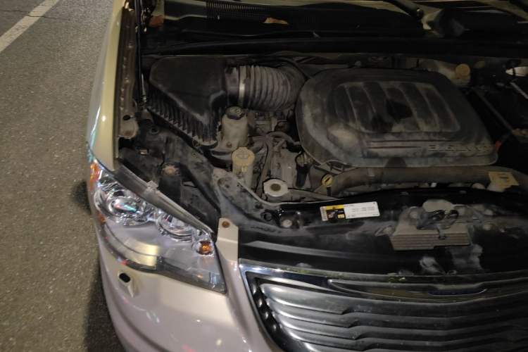 Used Chrysler Grand Voyager 2013 3.6L Luxury Edition Engine Bay Right