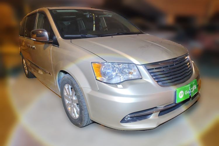 Used Chrysler Grand Voyager 2013 3.6L Luxury Edition Front Right 45 Deg