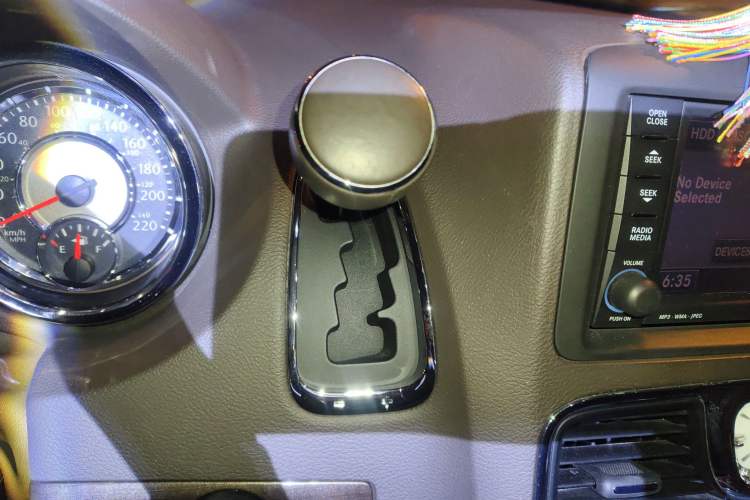 Used Chrysler Grand Voyager 2013 3.6L Luxury Edition Gear Lever