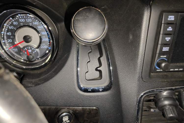 Used Chrysler Grand Voyager 2013 3.6L Luxury Edition Gear Lever