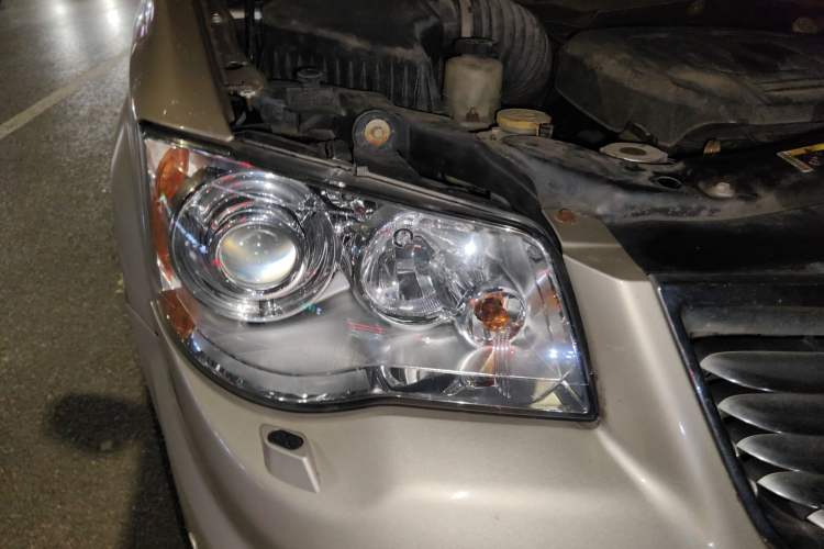 Used Chrysler Grand Voyager 2013 3.6L Luxury Edition Right Front Headlight