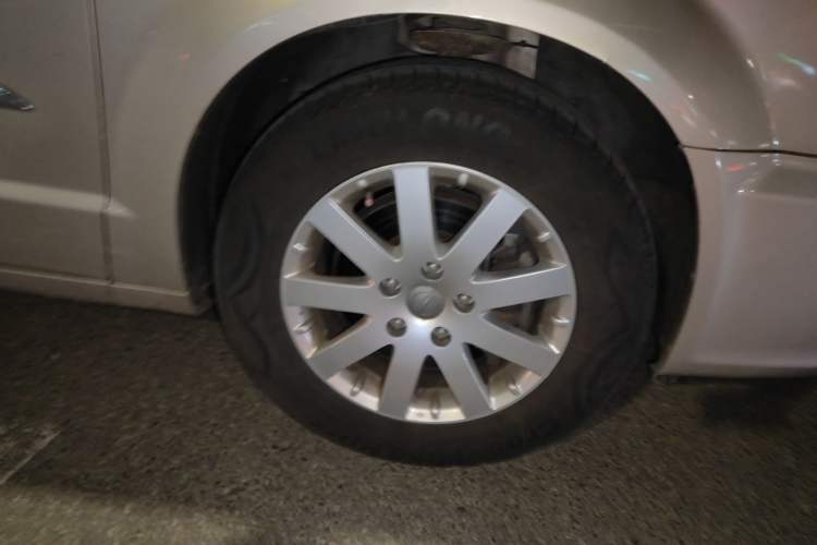 Used Chrysler Grand Voyager 2013 3.6L Luxury Edition Right Front Wheel Hub