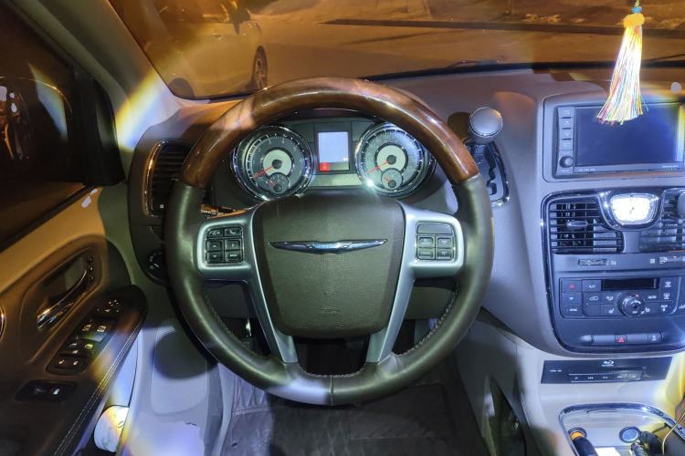 Used Chrysler Grand Voyager 2013 3.6L Luxury Edition Steering Wheel