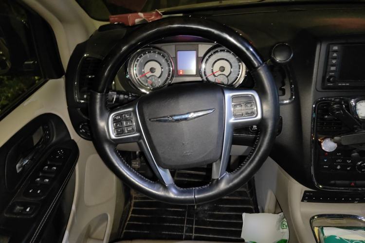 Used Chrysler Grand Voyager 2013 3.6L Luxury Edition Steering Wheel
