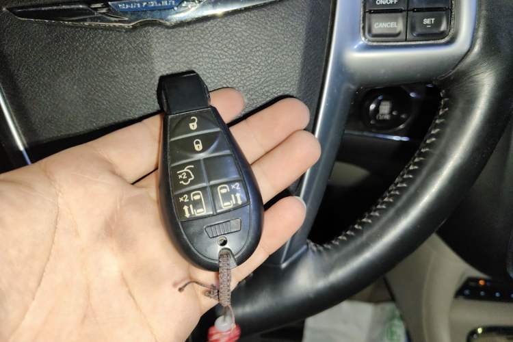 Used Chrysler Grand Voyager 2013 3.6L Luxury Edition Vehicle Key
