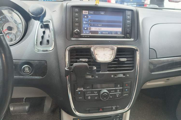 Used Chrysler Grand Voyager 2013 3.6L Luxury Edition Audio And AC Panel