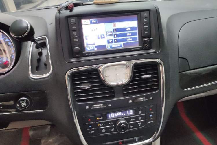 Used Chrysler Grand Voyager 2013 3.6L Luxury Edition Audio And AC Panel