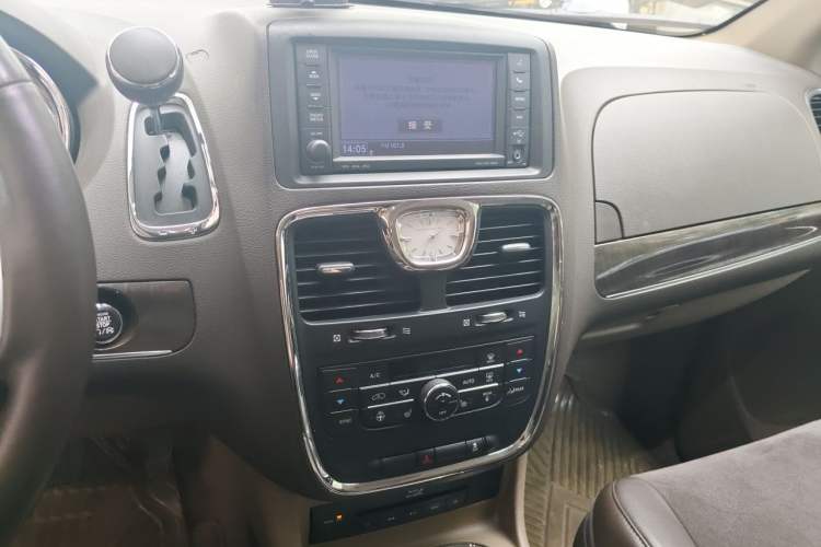 Used Chrysler Grand Voyager 2013 3.6L Luxury Edition Audio And AC Panel