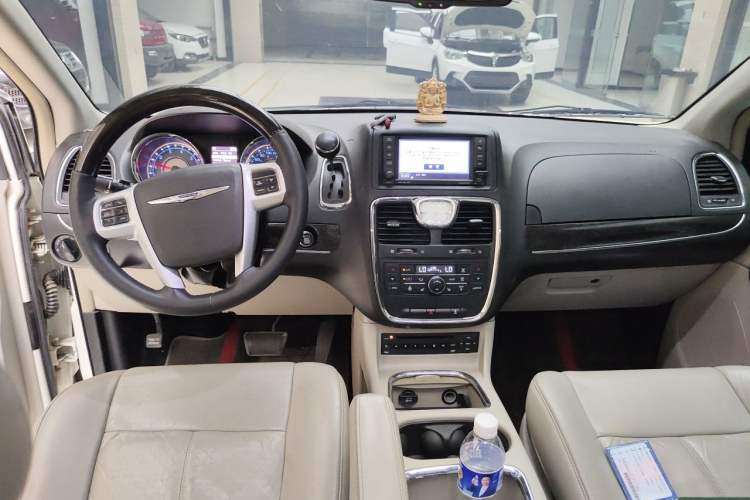Used Chrysler Grand Voyager 2013 3.6L Luxury Edition Center Console