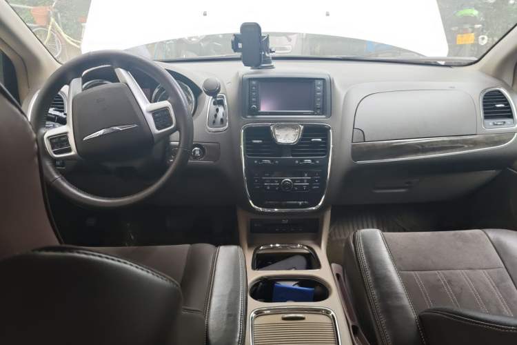 Used Chrysler Grand Voyager 2013 3.6L Luxury Edition Center Console