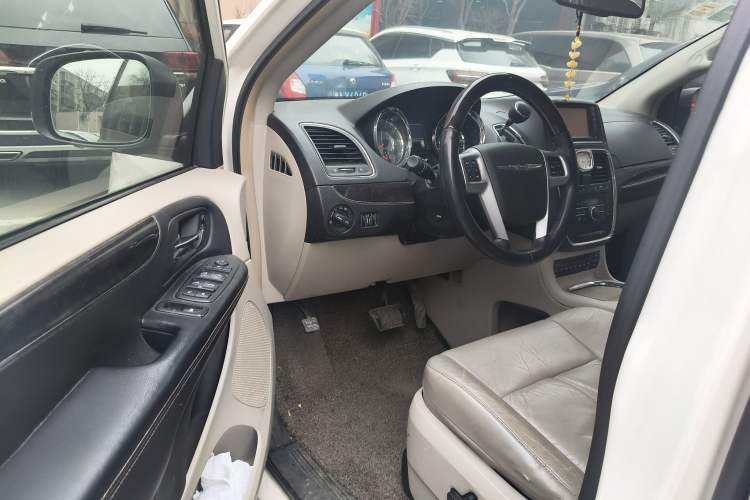 Used Chrysler Grand Voyager 2013 3.6L Luxury Edition Driver Seat