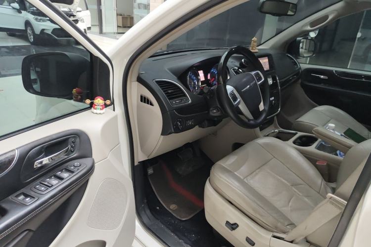 Used Chrysler Grand Voyager 2013 3.6L Luxury Edition Driver Seat