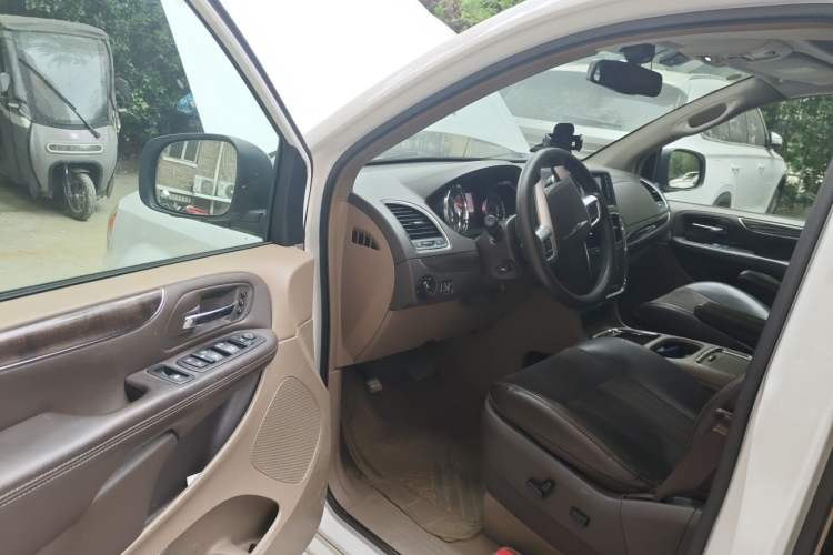 Used Chrysler Grand Voyager 2013 3.6L Luxury Edition Driver Seat