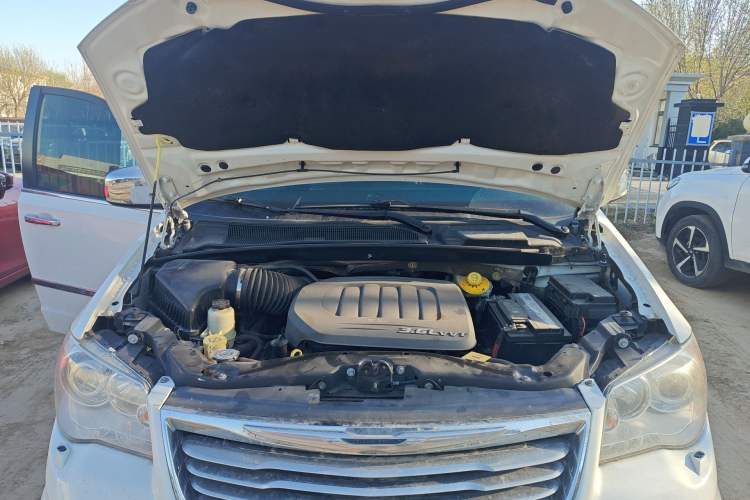 Used Chrysler Grand Voyager 2013 3.6L Luxury Edition Engine Bay
