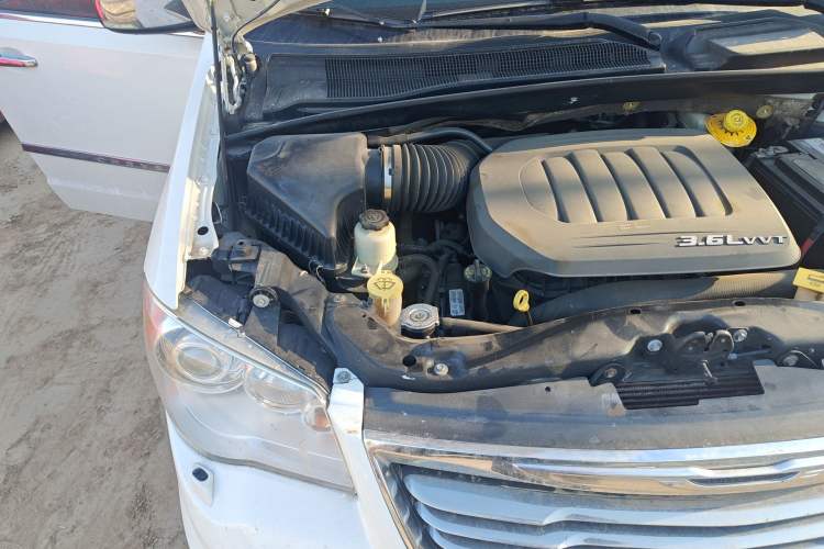Used Chrysler Grand Voyager 2013 3.6L Luxury Edition Engine Bay Right