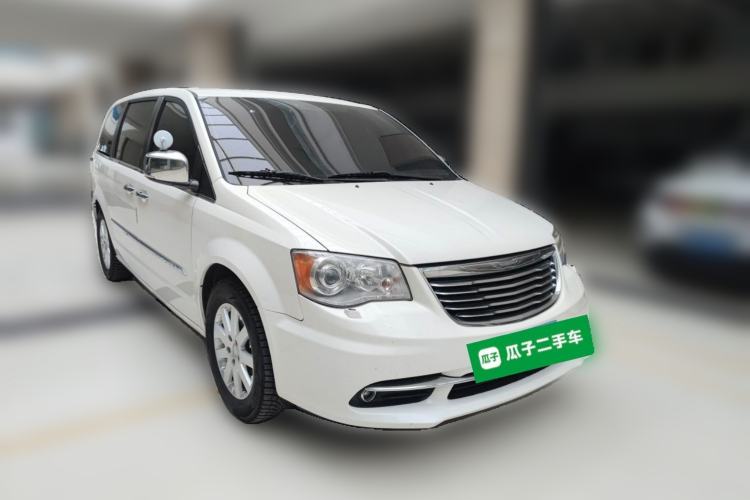 Used Chrysler Grand Voyager 2013 3.6L Luxury Edition Front Right 45 Deg