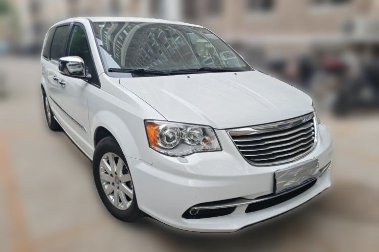 Used Chrysler Grand Voyager 2013 3.6L Luxury Edition Front Right 45 Deg
