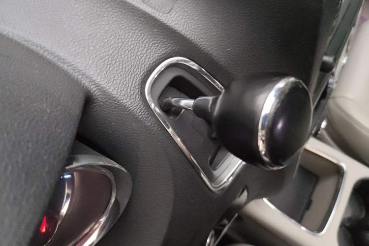 Used Chrysler Grand Voyager 2013 3.6L Luxury Edition Gear Lever