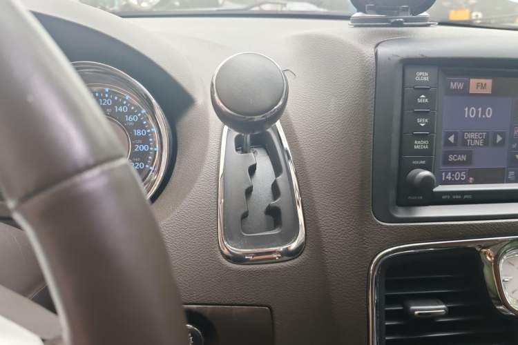 Used Chrysler Grand Voyager 2013 3.6L Luxury Edition Gear Lever