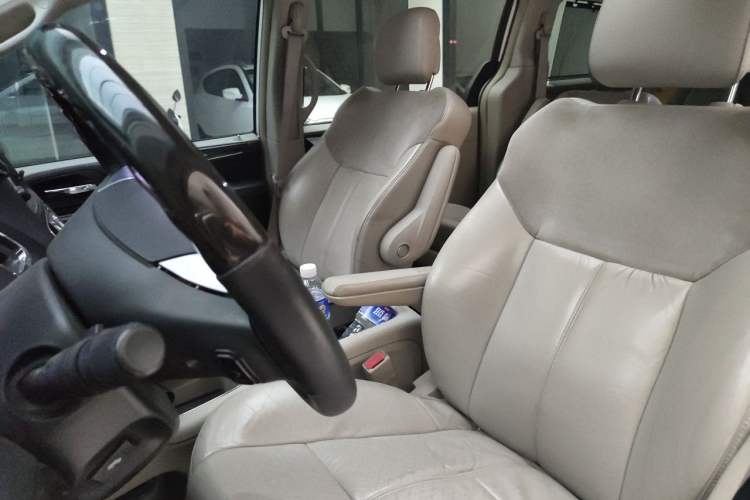 Used Chrysler Grand Voyager 2013 3.6L Luxury Edition Left Front Seat