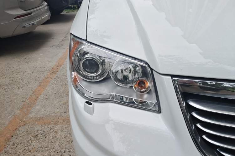 Used Chrysler Grand Voyager 2013 3.6L Luxury Edition Right Front Headlight