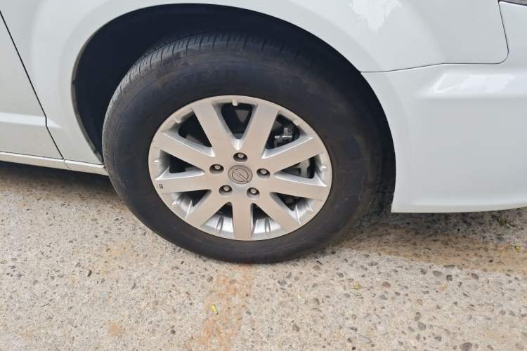 Used Chrysler Grand Voyager 2013 3.6L Luxury Edition Right Front Wheel Hub
