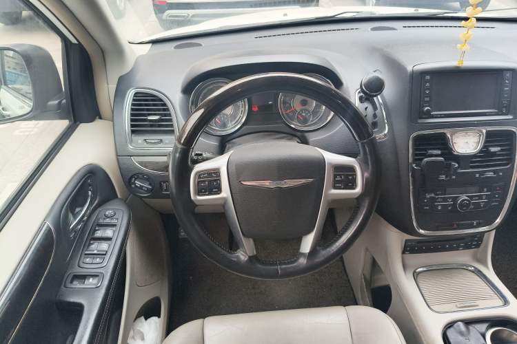 Used Chrysler Grand Voyager 2013 3.6L Luxury Edition Steering Wheel