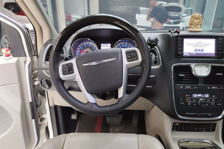 Used Chrysler Grand Voyager 2013 3.6L Luxury Edition Steering Wheel