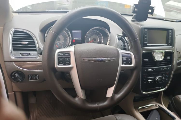 Used Chrysler Grand Voyager 2013 3.6L Luxury Edition Steering Wheel
