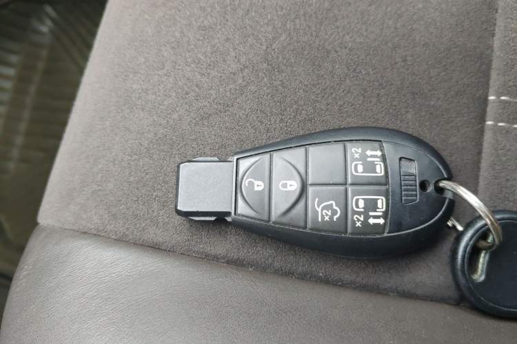Used Chrysler Grand Voyager 2013 3.6L Luxury Edition Vehicle Key