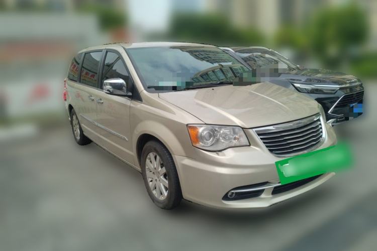 Used Chrysler Grand Voyager  Front Right 45 Deg