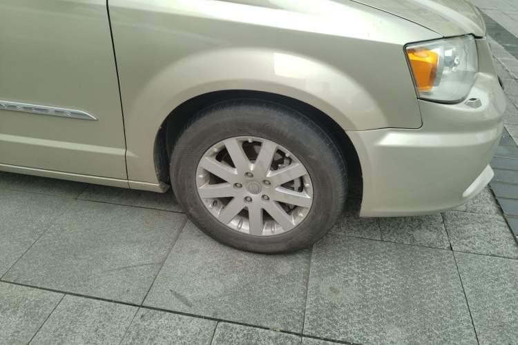 Used Chrysler Grand Voyager  Right Front Wheel Hub