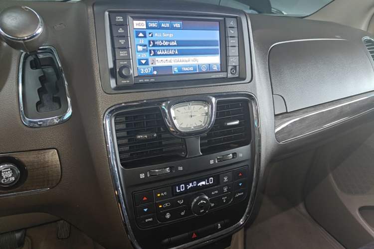 Used Chrysler Grand Voyager 2014 3.6L Comfort Edition Audio And AC Panel