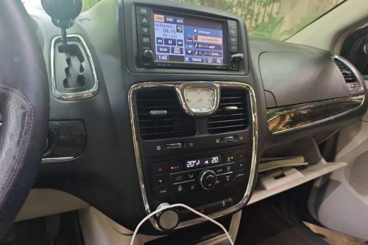 Used Chrysler Grand Voyager 2014 3.6L Comfort Edition Audio And AC Panel