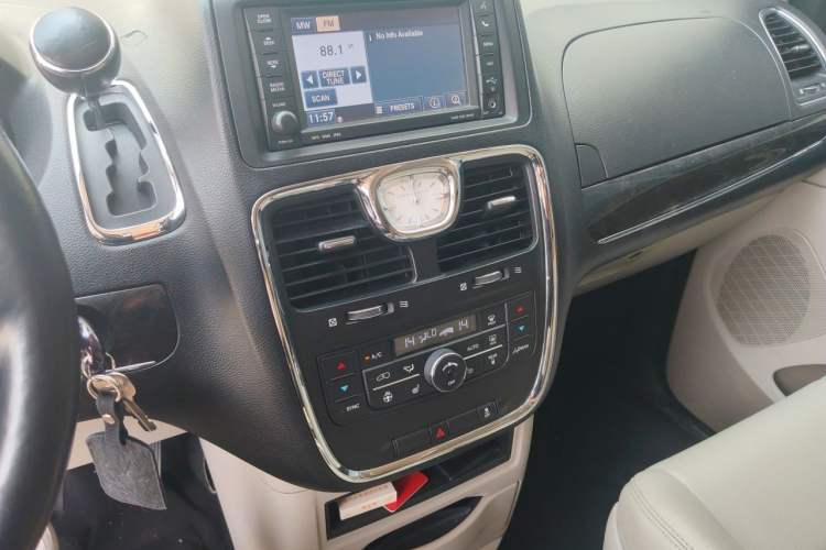 Used Chrysler Grand Voyager 2014 3.6L Comfort Edition Audio And AC Panel