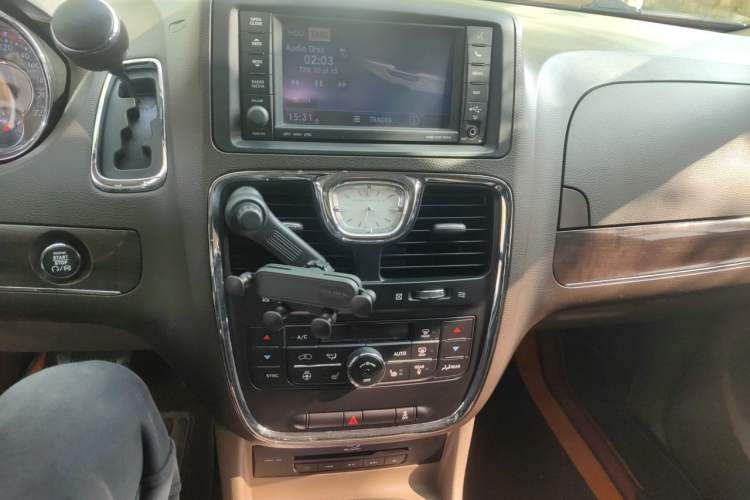 Used Chrysler Grand Voyager 2014 3.6L Comfort Edition Audio And AC Panel